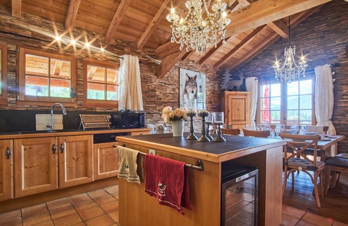 La Joue du Loup Ski Chalet | Chalet 'Le Grand Cerf' with Private Terrace and Wi-Fi
