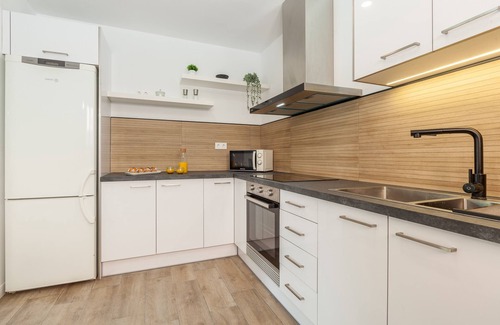 Castellnou de Bages Ski Chalet | Chalet 'Les Roques' with Mountain View, Wi-Fi and Air Conditioning