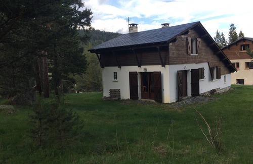 Formigueres Ski Chalet | Chalet 'Les Iris' with Mountain View and Private Garden