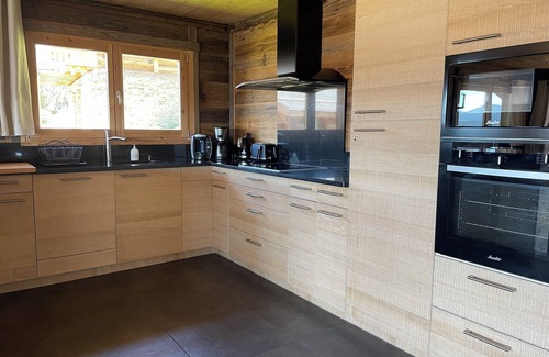 Les Angles Ski Chalet | Chalet Marthe 260m2, lake view, 5 stars. Chairlift 300m, center 10mn walk.