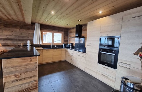 Les Angles Ski Chalet | Chalet Marthe 260m2, lake view, 5 stars. Chairlift 300m, center 10mn walk.