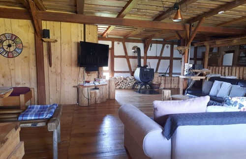 Litzendorf Apartment | Chalet mit Almhüttencharakter für bis zu 11 Personen, Haustierfreundlich