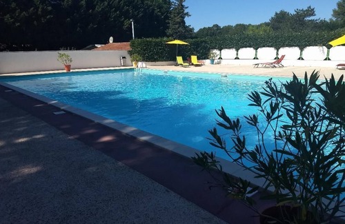 Les Mathes RV Rental | Chalet "Mobil-Home Climatisé, Calme, Arboré" with Pool, Private Terrace & A/C