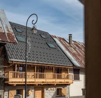 Saint-Sorlin-d'Arves Ski Chalet | Chalet montagnard rénové avec jacuzzi 4*- 15 Personnes