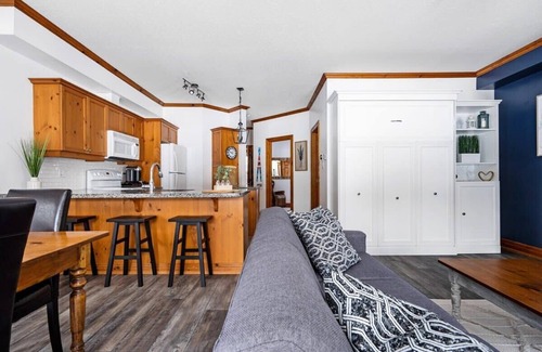 The Blue Mountains Condo | Chalet near Blue Mountain: Shuttle, Walk & Trails!