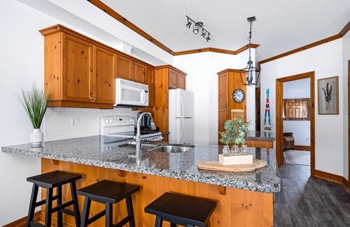 The Blue Mountains Condo | Chalet near Blue Mountain: Shuttle, Walk & Trails!