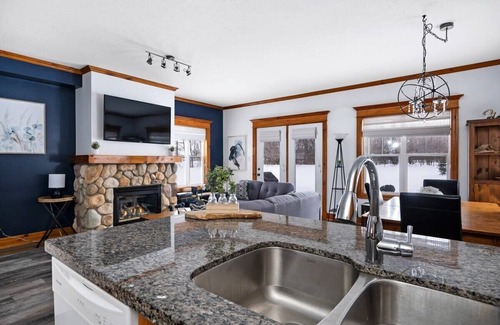 The Blue Mountains Condo | Chalet near Blue Mountain: Shuttle, Walk & Trails!