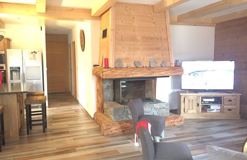 La Joue du Loup Ski Chalet | chalet of 12 beds spa and sauna located 200 meters from the slopes