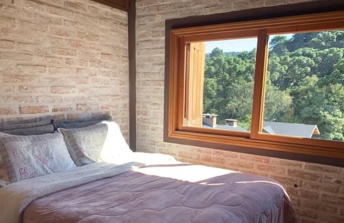 Monte Verde Ski Chalet | Chalet on Av. Main of Monte Verde with Living Room, Fireplace and Bathtub