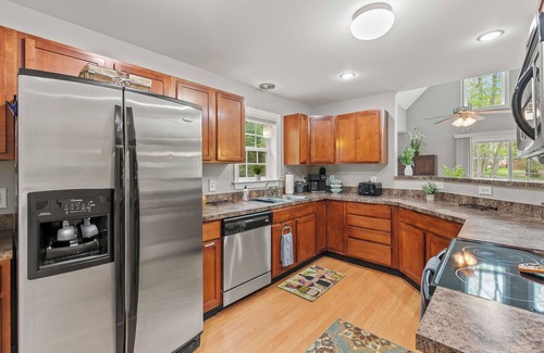 Lake Harmony Estates Ski Chalet | Chalet on Chalet by AvantStay | Bright Cabin w/Deck & Fire Pit, Near Lake