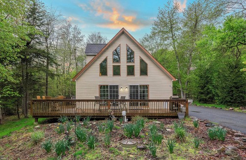 Lake Harmony Estates Ski Chalet | Chalet on Chalet by AvantStay | Bright Cabin w/Deck & Fire Pit, Near Lake
