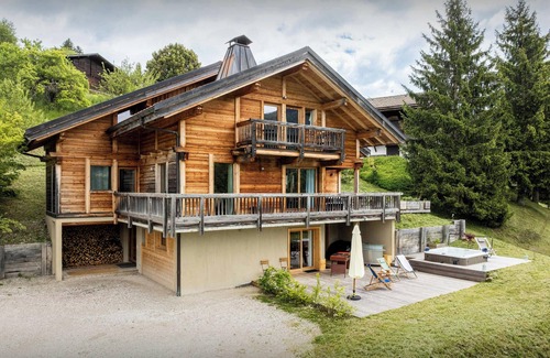 Manigod Ski Chalet | Chalet Parakima - luxury base for 15, hot tub & views - OVO Network