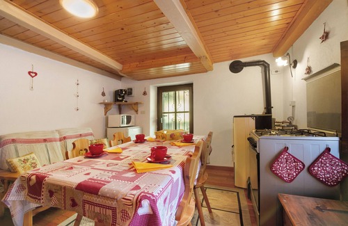 La Salle Cabin | Chalet 'Petite Maison Des Alpes' with Mountain View and Balcony