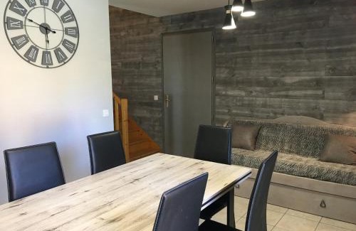 La Joue du Loup Ski Chalet | Chalet rénové 7 pers, 2 chambres, parking, animaux admis - FR-1-504-68