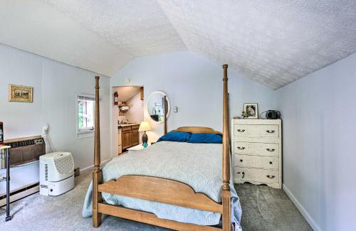 Roan Mountain House | Chalet Retreat Cozy Cabin with On-Site Creek!