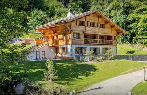 La Clusaz Ski Chalet | Chalet Riparian - ski-in ski-out holiday La Clusaz 12p, spa - OVO Network
