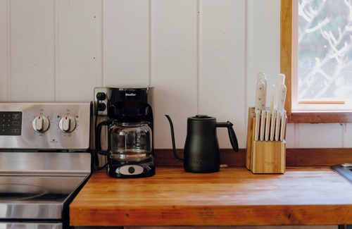 King County Cabin | Chalet Rivière 2-bedroom cabin with AC and WiFi in Gold Bar