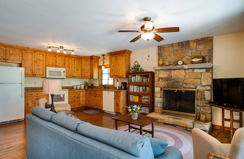 Hamburg House | Chalet Rouge - Mountain Lake Front Home!
