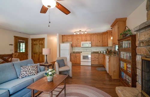 Hamburg House | Chalet Rouge - Mountain Lake Front Home!