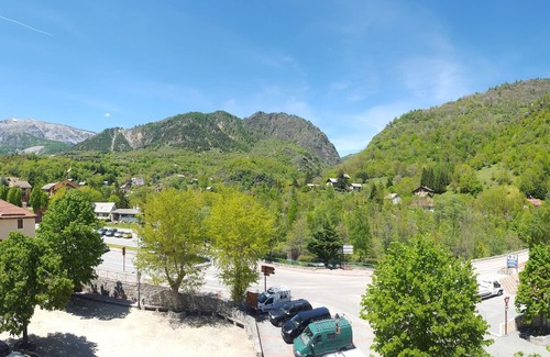 Saint-Etienne-de-Tinee Apartment | Chalet-style apartment in a village, 300m from the cable car