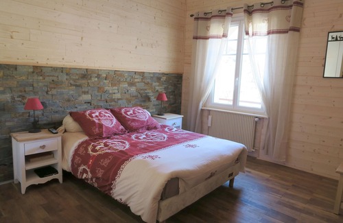 Saint-Etienne-de-Tinee Apartment | Chalet-style apartment in a village, 300m from the cable car