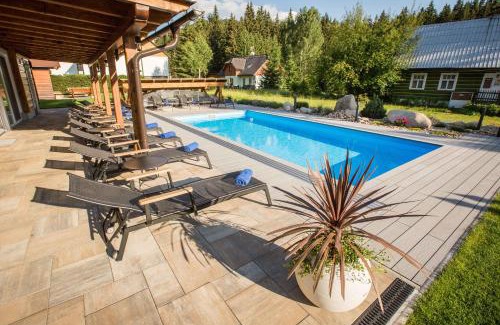 Harrachov Ski Chalet | Chalet Schäfer s vyhřívaným bazénem se slanou vodou