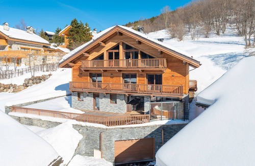 Les Allues Ski Chalet | Chalet 'Serendipity' with Mountain View, Wi-Fi and Air Conditioning