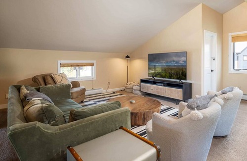 Tabernash House | Chalet Ski Retreat w/Scenic Views/Hot Tub/Arcade!