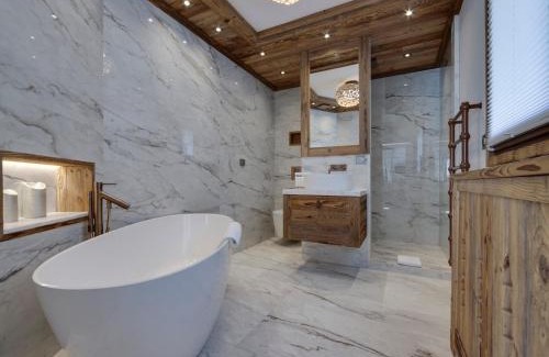 Val-d'Isere Ski Chalet | Chalet skis aux pieds avec piscine et sauna à Val-d'Isère - FR-1-567-126