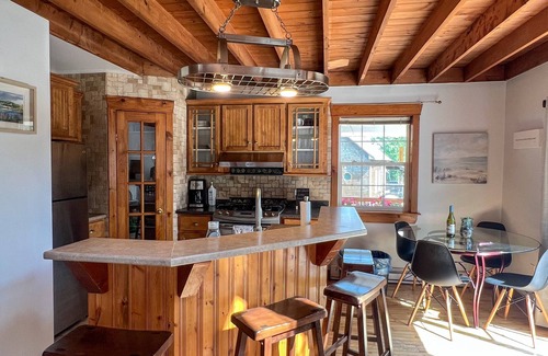 Bayview House | Chalet style by the Sea 7 mins to National Park Beaches