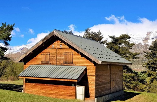 La Joue du Loup Ski Chalet | Chalet, view mountain, swimming pool, terrace, parking, tv, ski locker, 55m², La Joue du Loup