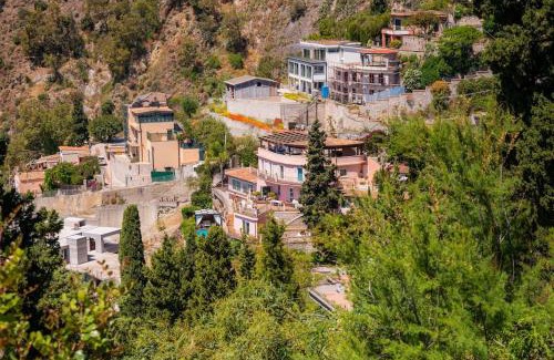 Taormina Ski Chalet | Chalet vista mare a Taormina con parcheggio Paolone House