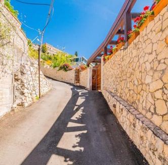 Taormina Ski Chalet | Chalet vista mare a Taormina con parcheggio Paolone House