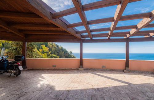 Taormina Ski Chalet | Chalet vista mare a Taormina con parcheggio Paolone House