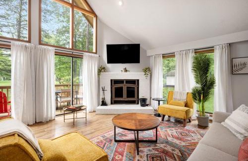 The Woods Ski Chalet | Chalet w Hot Tub Deck Fire Pit Wifi Resort Fun