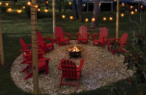 The Woods Ski Chalet | Chalet w Hot Tub Deck Fire Pit Wifi Resort Fun