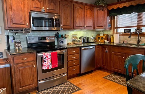 Wells House | Chalet w/Lake & MT views, Hot Tub, Pet friendly, <10mins to Lake & Golf