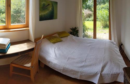 Weyarn House | Chalet Weyarn - Doppelzimmer mit Gartenblick
