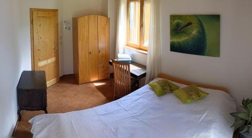 Weyarn House | Chalet Weyarn - Doppelzimmer mit Gartenblick