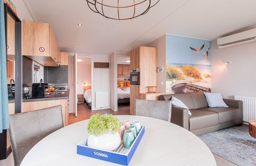 Leuken Ski Chalet | Chalet with a view of the beach or harbour, in a holiday park on the Leukermeer