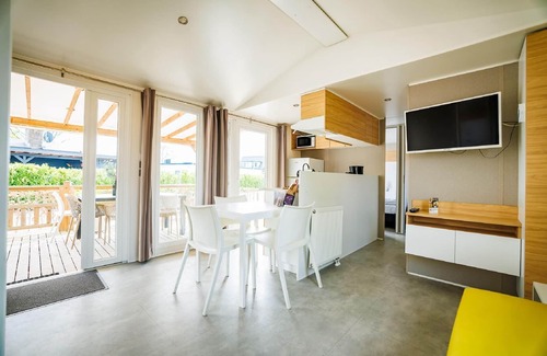 Maurik Cottage | Chalet with terrace at the lake and beach