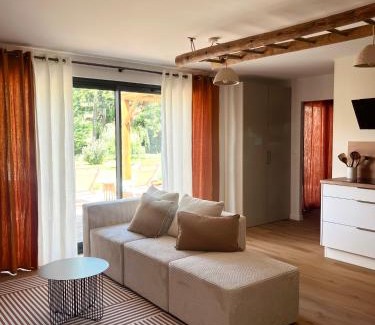 Chataigneraie Cantalienne Bed & Breakfast | Chalet Zénaé