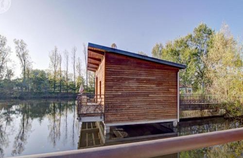 Veauchette House | Chalets confortables en bord d'étang avec terrasse, parc, activités et spa optionnel ! - FR-1-496-77