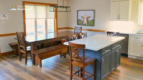 The Blue Mountains Ski Chalet | Chalets in Blue Mountains, Canada