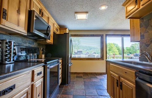 Lampe House | Chalets Resort Lakefront Cottage 4~Free Amenities~Amazing views~Kayaks~2 Pools