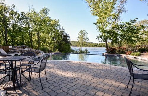 Lampe House | Chalets Resort Luxury Lakefront Villa Family Friendly 2 Pools Free Amenities