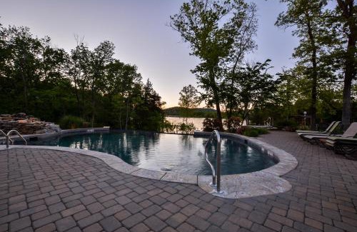 Lampe House | Chalets Resort Luxury Lakefront Villa Family Friendly 2 Pools Free Amenities