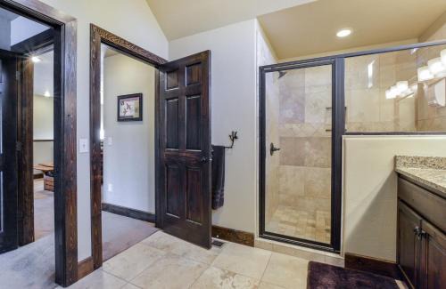 Lampe House | Chalets Resort Luxury Lakefront Chalet Family Friendly 2 Pools Free Amenities
