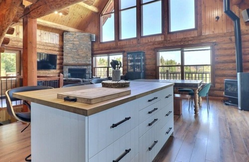 Saint-Hermenegilde Ski Chalet | Chaleureux Chalet en Bois Rond Près de Coaticook