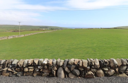 Newton Stewart Cottage | CHALLOCHMUN BUNGALOW, pet friendly, with a garden in Glenluce